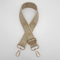 Detailaufnahme des verstellbaren Taschenriemens mit Ethno-Blumenstickerei und Goldhaken - Beige/Braun Kante Grün