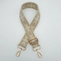 Detail der böhmischen Blumenstickerei und Goldmetallschnallen am breiten Schultergurt - Beige/Aprikose