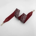 Dettaglio tracolla larga rosso vino con ricamo paisley e moschettoni dorati lucidi - 80cm / Rosso Vino Gancio Oro Chiaro