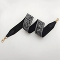 Dettaglio della tracolla intrecciata paisley con estremità in pelle nera e gancio dorato - 80cm / Nero Gancio Oro Chiaro