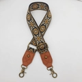 Dettaglio della tracolla bohemian in tessuto con punte in pelle marrone e ganci in bronzo - Stile 1 Pelle Marrone