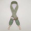 Dettaglio della tracolla in jacquard verde chiaro con ganci in metallo dorato - Gancio oro chiaro / Verde Matcha con Pelle Verde Matcha