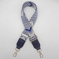Detail van de verstelbare brede canvas schouderriem met golfpatroon en gouden haken - Zilveren Haak / Blauw met Blauwe Afwerking