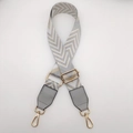 Detail van verstelbare brede canvas tasriem met chevronpatroon en metalen haken - Zilveren Haak / Grijs met Zilverdraad + Grijze Uiteinden