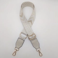 Detail van beige en witte chevron canvas tasriem met gouden haken en lederen uiteinden - Zilveren Haak / Beige + Gebroken Wit Leer