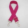Détail de la bandoulière rose rouge à motif chevrons avec boucles dorées réglables - Rose rouge / Crochet Argenté
