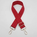 Détail de la bandoulière rouge avec motif à chevrons et fermoirs en métal doré - Rouge / Crochet Argenté