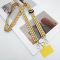 Detalle de correa bordada para móvil con patrón de trigo amarillo y cierre dorado - Amarillo