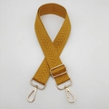 Détail d'une bandoulière réglable jaune gingembre avec tissage en V et boucles dorées - Jaune / Crochet Argenté