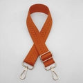 Détail d'une bandoulière orange réglable avec motif en V et mousquetons métalliques - Orange / Crochet Argenté