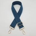 Détail d'une bandoulière bleue à chevrons réglable avec fermoirs mousquetons dorés - Bleu lac / Crochet Argenté