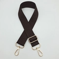 Détail de la bandoulière chevrons marron avec mousquetons en métal doré réglables - Marron / Crochet Argenté