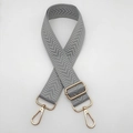 Détail de la sangle à chevrons gris avec boucles dorées et fermoirs mousquetons - Gris clair / Crochet Argenté