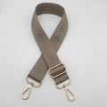 Détail de la bandoulière réglable beige avec texture chevrons et crochets en métal doré - Gris Platine / Crochet Argenté