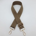 Détail de la bandoulière large réglable kaki avec crochets en métal doré et tissage à chevrons - Crochet Argenté / Kaki foncé