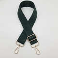 Détail de la bandoulière réglable vert foncé avec boucles dorées et motif à chevrons - Crochet Argenté / Vert Foncé