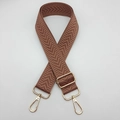 Détail d'une bandoulière marron motif chevrons avec boucle réglable et fermoir en métal doré - Rose Marron / Crochet Argenté