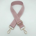 Dettaglio della tracolla per borsa rosa regolabile con minuteria in metallo oro chiaro - Rosa Sakura / Gancio Argentato
