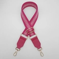 Dettaglio della tracolla intrecciata rosa con motivi geometrici e fibbie dorate - Rosa Fucsia + Pelle Rosa Fucsia