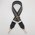 Détail d'une bandoulière tissée réglable avec motif d'écailles noires et crochets dorés - Crochet or clair / Gris Bordure Noire + Cuir Noir