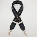 Dettaglio della tracolla intrecciata regolabile con ganci in metallo dorato e inserti in pelle - Nero + Pelle Nera