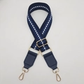 Dettaglio della tracolla regolabile blu scuro intrecciata con motivi bianchi e ganci oro - Blu Navy + Pelle Blu Navy