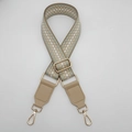Dettaglio della tracolla in jacquard geometrico con pelle beige e moschettoni in metallo dorato - Bianco Bordo Khaki + Pelle Albicocca
