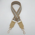 Dettaglio della tracolla tessuta geometrica con ganci oro chiaro e finiture in pelle beige - Khaki Beige Scuro + Pelle Khaki
