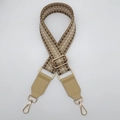 Détail d'une bandoulière tissée géométrique avec extrémités en cuir et clips dorés - Crochet or clair / Kaki Foncé + Cuir Kaki