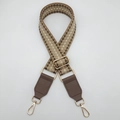 Détail de la bandoulière tressée géométrique avec cuir marron et attaches dorées - Crochet or clair / Kaki Foncé + Cuir Kaki Foncé