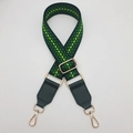 Dettaglio della tracolla regolabile con motivi geometrici verdi e ganci metallici dorati - Verde + Pelle Verde Scuro