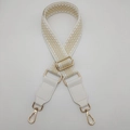 Détail de la bandoulière large tissée réglable avec cuir PU et crochets dorés brillants - Crochet or clair / Bordure Blanche Beige + Cuir Blanc