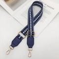 Détail de la bandoulière en nylon bleu avec motif flèche et crochets en métal doré - Quincaillerie Dorée / Bleu avec Garniture Bleue