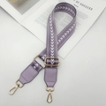 Détail de la bandoulière en nylon violet avec motif fléché blanc et fermoirs dorés - Quincaillerie Dorée / Violet + Cuir Violet