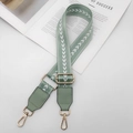 Détail de la bandoulière en nylon vert sauge avec motifs de flèches et boucles dorées - Quincaillerie Dorée / Vert Matcha avec Cuir Vert Matcha