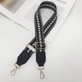 Détail de la bandoulière réglable en nylon à chevrons avec mousquetons dorés élégants - Quincaillerie Dorée / Noir + Cuir Noir