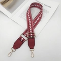 Détail de la bandoulière réglable en nylon bordeaux avec motifs chevrons et boucles dorées - Quincaillerie Dorée / Rouge Vin avec Garniture Rouge Vin