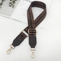 Détail de la bandoulière réglable en nylon avec motif flèche et boucles en métal doré - Quincaillerie Argentée / Base Café Noir + Cuir Café