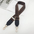 Détail d'une bandoulière en nylon marron avec motif fléché et mousquetons en métal doré - Quincaillerie Argentée / Base Café Noir + Cuir Noir