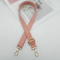 Bandoulière en tissu rose réglable avec crochets en métal doré sur fond blanc - Rose Clair