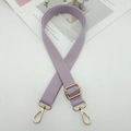Bandoulière réglable violet clair avec crochets dorés sur fond blanc épuré - Mauve Clair