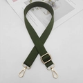 Détail de la bandoulière réglable en nylon vert foncé avec crochets dorés polis - Vert Militaire
