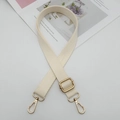 Détail de la bandoulière réglable en toile beige avec boucles en métal doré poli - Blanc Cassé