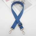 Vue rapprochée d'une sangle en sergé bleu royal avec des mousquetons en métal doré poli - Bleu lac