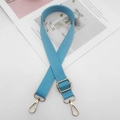 Vue détaillée de la bandoulière tressée bleu ciel avec boucles en métal doré poli - Rose bonbon