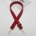 Dettaglio della tracolla rossa regolabile con moschettoni e fibbie in metallo dorato - Gancio Nero Canna di Fucile / Borgogna