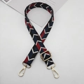 Dettaglio della tracolla in tela a motivi geometrici con fibbie in metallo dorato lucido - Motivo a Freccia Rosso Blu Bianco Nero (Stile 2) / Gancio Argentato