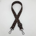 Detail eines verstellbaren Schultergurts mit Leopardenmuster und schwarzen Metallkarabinern - Leopard Stil 1 mit Gunmetal-Haken