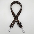 Detail eines verstellbaren Taschengurt mit Leopardenmuster und silbernen Karabinern - Leopard Stil 1 mit Silberhaken