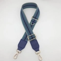 Detailaufnahme des Wellenmuster-Taschenriemens mit goldfarbenen Metallhaken - Blau (Blaues Leder) / Hellgold